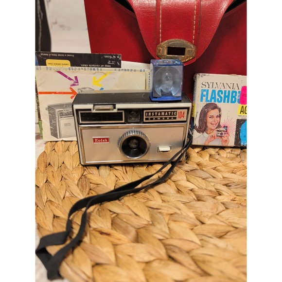 Vintage Kodak Instamatic Camera 104 With Bag And Accessories Not Tested - Picture 2 of 16